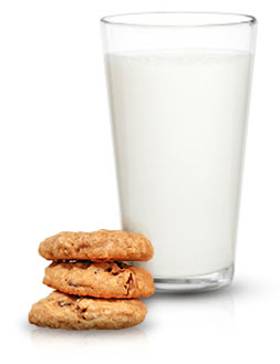 Стакан молока и печенье